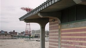 Una desamparada aguardaba hoy por ayuda desde su "hogar" improvisado en Coney Island.