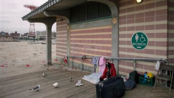 Una desamparada aguardaba hoy por ayuda desde su "hogar" improvisado en Coney Island.