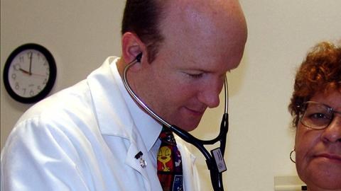 El doctor Paul Giboney ausculta a Ana Lizama en la clínica Oscar Arnulfo Romero de Los Ángeles.