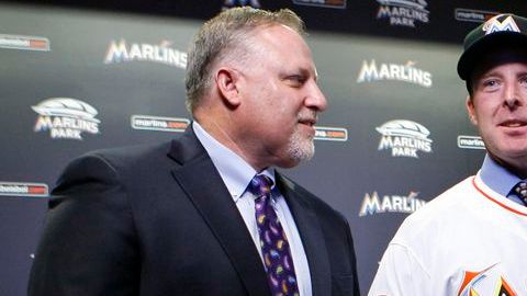 Tino Martínez, nuevo coach de bateo de los Marlins, fue designado por el equipo y el nuevo coach, Mike Redmond (en la foto).