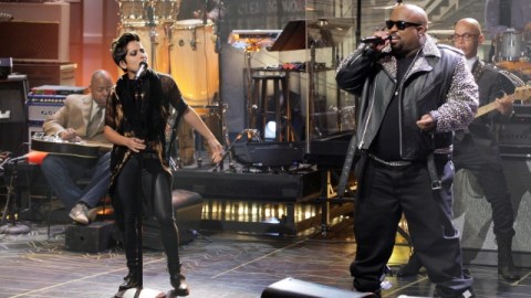 Vicci Martínez (izq.) con su mentor en 'The Voice', Cee Lo Green.