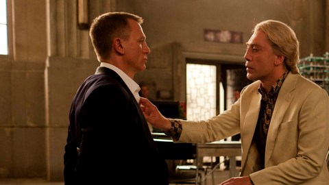 Daniel Craig y Javier Bardem en una escena de  "Skyfall".  Bardem interpreta al villano del filme.