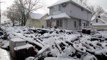 La nieve cubrió los escombros en Staten Island.
