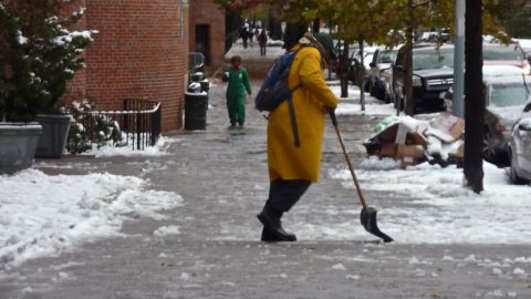 Y mientras en Long Beach, Long Island, celebran que no hubo grandes inundaciones, en el alto Manhattan vecinos sacan las palas para quitar la nieve de las aceras.