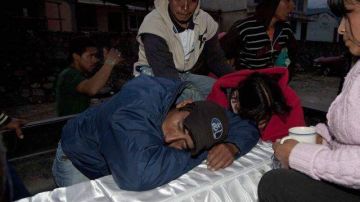 Familiares lloran a una de las víctimas fatales del terremoto en la provincia de San Marcos.