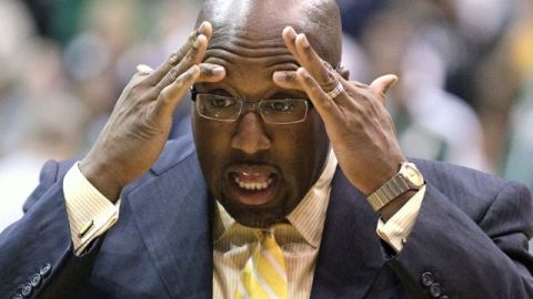El entrenador de los Lakers Mike Brown durante un partido de baloncesto de la NBA en Salt Lake City, el pasado 7 de noviembre.