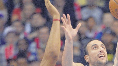 Manu Ginóbili (der.) no pudo evitar la primera derrota de los Spurs en la temporada ante Los Clippers.