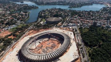 Imagen de la construcción del estadio Governador Magalhães Pinto o Mineirao, en Belo Horizonte, Brasil, para la Copa Confederaciones y el Mundial del 2014.