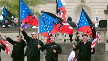 La visita de los miembros del National Socialist Movement (NSM) y del Ku Klus Klan, es parte de una gira nacional que promueve “cero tolerancia con los indocumentados”.