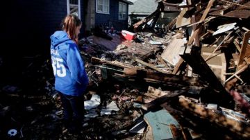 Kate Traina observa los restos de la casa de sus abuelos en Staten Island, uno de los condados más devastados por el huracán Sandy.