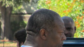 Autoridades y bomberos acudieron al lugar de la tragedia en Houston, donde dos ancianos murieron y su casa ardió, aparentemente un caso de asesinato.