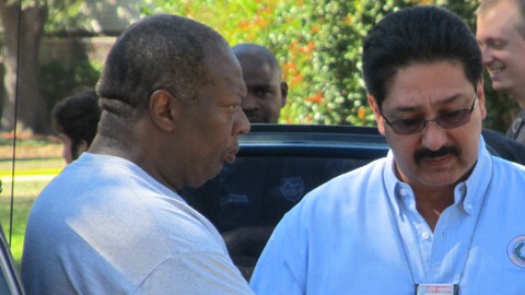 Autoridades y bomberos acudieron al lugar de la tragedia en Houston, donde dos ancianos murieron y su casa ardió, aparentemente un caso de asesinato.