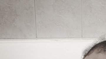 El baño es una de las áreas más peligrosas de la casa para un niño solo.