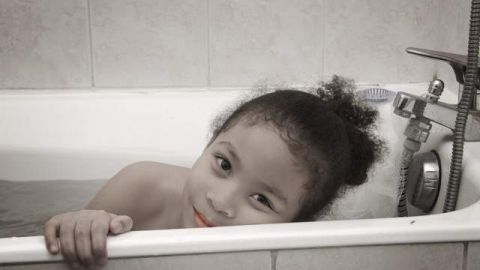 El baño es una de las áreas más peligrosas de la casa para un niño solo.