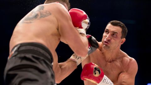 El ucraniano Wladimir Klitschko retiene cinturones pesados ante Wach.