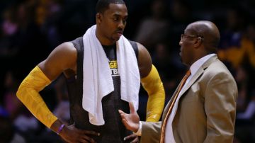 Dwight Howard (izq), la flamante adquisición de los Lakers, conversa con el hoy despedido coach Mike Brown durante el paratido contra los Kinds de Sacramento Kings el pasado jueves en San Diego.
