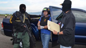 Oficiales escoltan al  presunto narco Daniel "El Loco" Barrera, detenido, en el Comando Regional No. 1 de base de la Guardia Nacional en San Cristóbal.