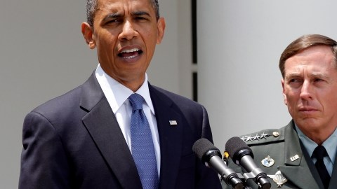 El presidente de EEUU, Barack Obama, acompañado por el General retirado David Petraeus.
