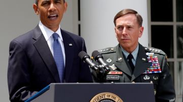 El presidente de EEUU, Barack Obama, acompañado por el General retirado David Petraeus.