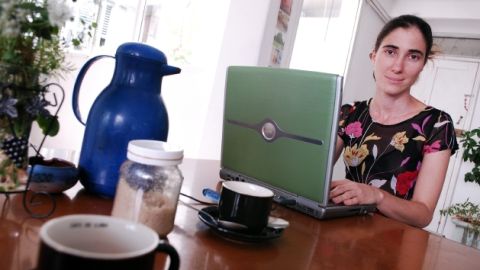 La cubana Yoani Sánchez, autora del blog 'Generación Y',  fue nombrada el jueves vicepresidenta de la Comisión de Libertad de Prensa de la SIP, y también ese mismo día fue liberada por la Policia del régimen castrista.