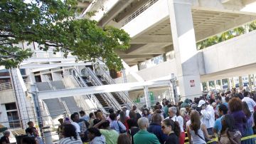 Electores esperan en línea para ejercer su derecho, durante el último día de la votación temprana en Miami, el pasado 3 de noviembre de 2012.