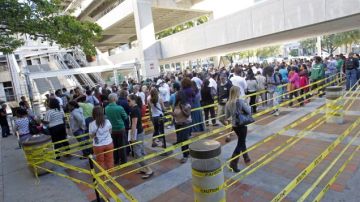 Electores esperan en línea para ejercer su derecho, durante el último día de la votación temprana en Miami, el pasado 3 de noviembre de 2012.
