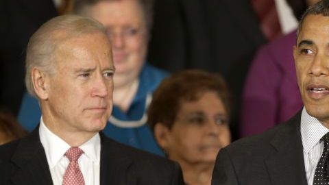 El presidente Obama, acompañado por el vicepresidente Joe Biden, habla sobre la economía y el déficit,  el 9 de noviembre de 2012, en el Salón Este de la Casa Blanca en Washington.