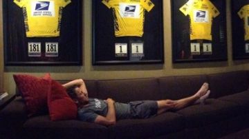 En la foto en Twitter Armstrong aparece tumbado en un sofá rodeado por los siete maillots amarillos.