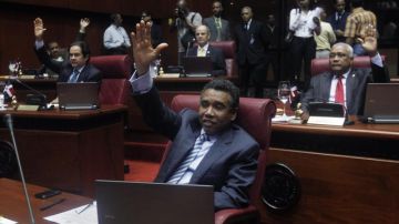 Varios senadores votan durante la sesión en la que se aprobó la Reforma Fiscal propuesta por el Gobierno de Danilo Medina y que ha provocado graves protestas.