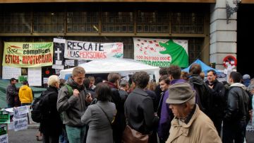 Manifestantes levantaron ayer su voz de protesta por los continuos embargos de la banca española.