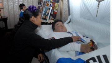 Lidia Gualán observa el cadáver de su novio Luis Antonio Guamán, en la Funeraria Edward Lynch de Queens. 'Cumplimos mi amor amarnos hasta la muerte', le decía.