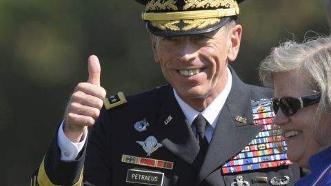 Petraeus reconoció haber tenido una relación fuera de su matrimonio que muestra un "criterio extremadamente pobre".