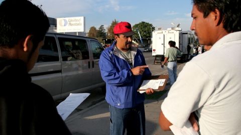 Jornaleros buscan trabajo en una esquina. Dos senadores presentaron proyecto para la legalización de indocumentados.