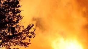 Bomberos trabajan en la escena de una explosión que mató a dos personas y destruyó  tres decenas de casas, en Indianápolis.