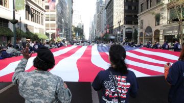 La bandera estadounidense flameó  en el Desfile de los Veteranos, ayer en NY.