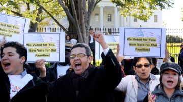Grupos proinmigrantes se presentaron el jueves pasado ante la Casa Blanca para pedir a Obama que cumpla su promesa.