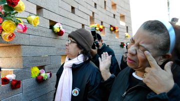 En la ceremonia del año pasado, Nana Abreu (der.) de Islandia, Nueva York, derrama lágrimas luego de colocar flores en el monumento recordatorio en honor al esposo de su sobrina, Luis Arturo Pichardo, en   Belle Harbor, Queens.
