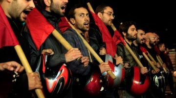 Los manifestantes gritan consignas durante una protesta contra el gobierno en Salónica.