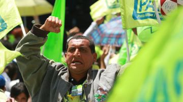 Un partidario  del presidente Rafael Correa eleva su puño  en una convención de Alianza País.