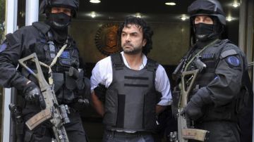 Henry de Jesús López Londoño, alias "Mi Sangre", es escoltados por la policía.