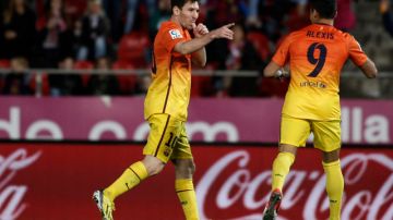 El chileno Alexis Sánchez (der.) se une a la celebración del segundo gol del argentino Lionel Messi, en el triunfo de Barcelona 4-2 ante Mallorca.