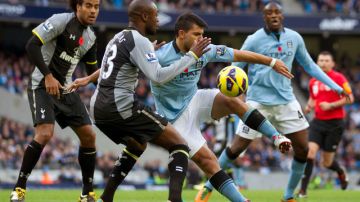 El argentino del Manchester City, Sergio Agüero (centro der.) es marcado por varios jugadores del Tottenham, que cayó derrotado por 2-1.