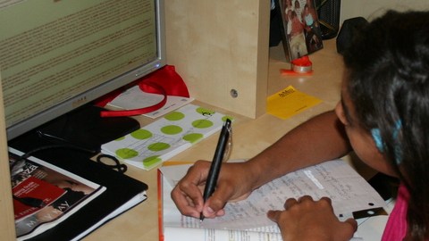 Los niños que no tienen  internet en sus hogares,  están en desventaja para realizar sus trabajos, según una experta.