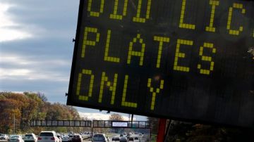 En Woodbridge, Nueva Jersey, pantallas recuerdan a los conductores cuáles son  las placas o tablillas autorizadas a comprar gasolina.