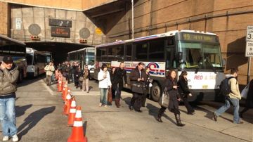 En la mañana, cuando se reportó el accidente entre dos autobuses, hubo pasajeros que salieron caminando del túnel.