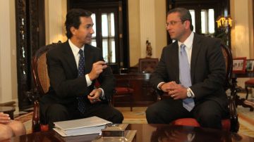 Alejandro García Padilla, gobernador electo de Puerto Rico, escucha al saliente Luis Fortuño.