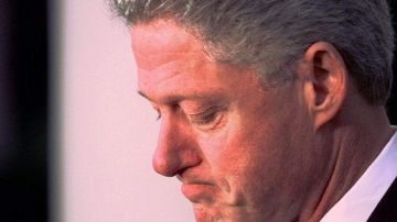 El más famoso escándalo sexual que ha sacudido la política estadunidense es, sin duda, el protagonizado por el presidente Bill Clinton y la interna de la Casa Blanca, Mónica Lewinsky