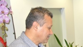 Oscar Rodríguez, de LoanMart, explica a Rodolfo Santana los términos de un préstamo sobre el título de su auto.