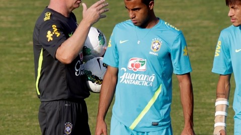 Mano Menezes da instrucciones a Lucas Moura y Neymar, los dos jóvenes talentos, seguros titulares mañana frente  a Colombia.