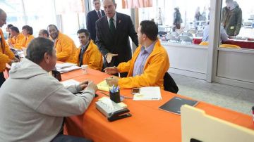 El alcalde Michael Bloomberg no sólo habló con quienes ofrecerán los servicios sino que escuchó a quienes necesitan ayuda. Aquí, durante su visita al centro de Staten Island.